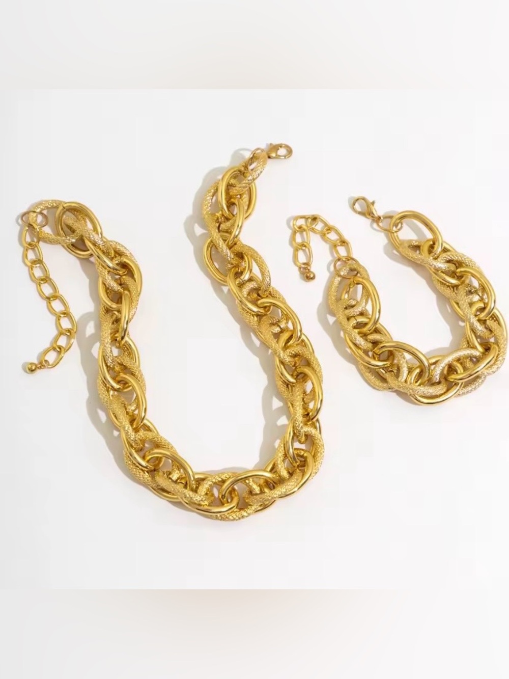 NEW! 2 pcs Elegant Gold Chunky Link Necklace and Bracelet Set. A2-78 - Picture 4 of 7